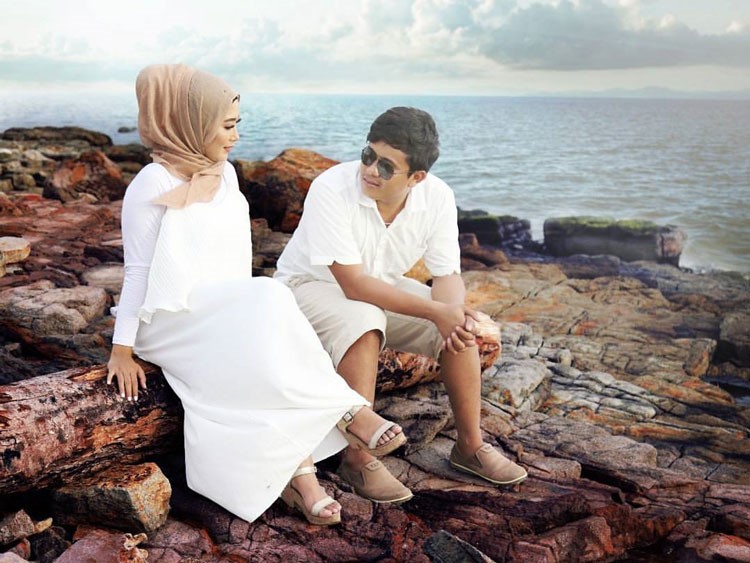 Gaya foto di pantai bersama pasangan hijab