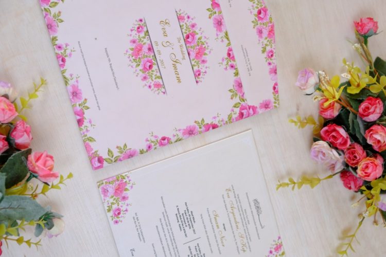 undangan pernikahan bunga merah jambu