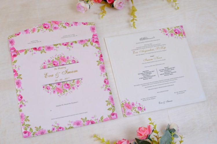 undangan pernikahan bunga merah jambu